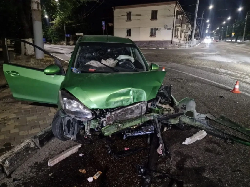Ночная авария в Новороссийске: «Мазда» влетела в здание, пострадала пассажирка