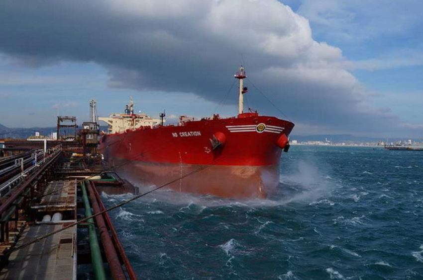 Отгрузка нефти в порту Новороссийска приостановлена из-за шторма