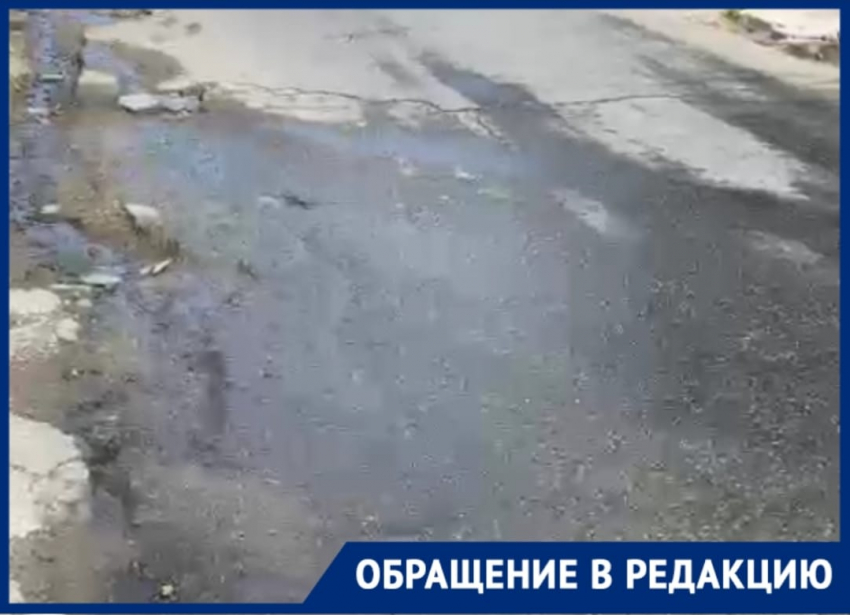 “Септик течет уже несколько лет”: одну из улиц Новороссийска заливает канализация 