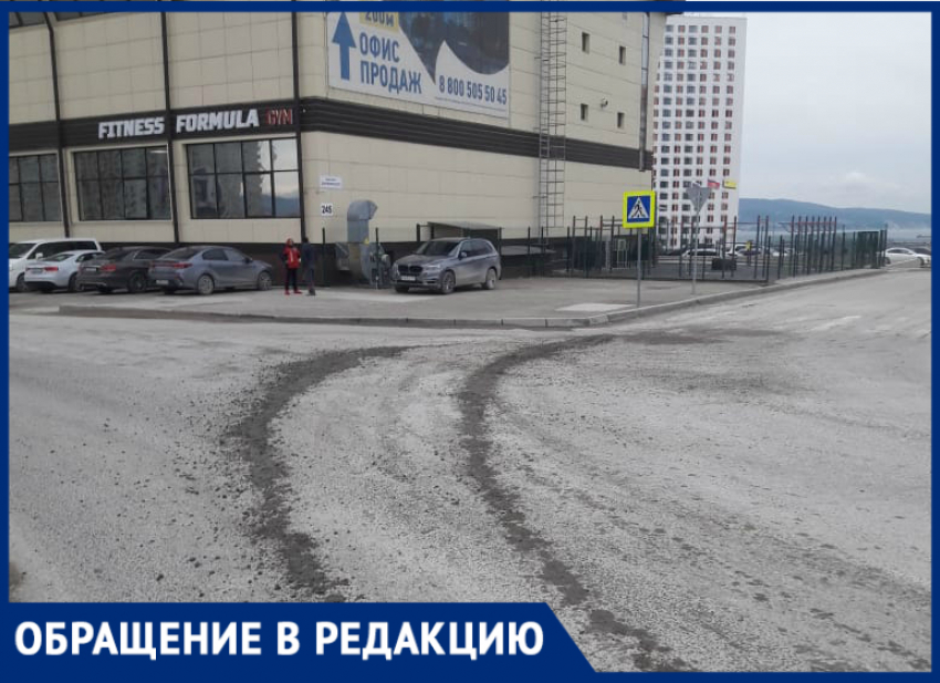 Бетоновозы едут на стройку и заливают дороги Новороссийска бетоном