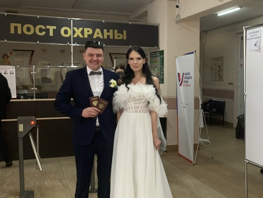 Свадьба - не повод пропустить выборы: на избирательных участках Новороссийска голосуют сразу после ЗАГСа