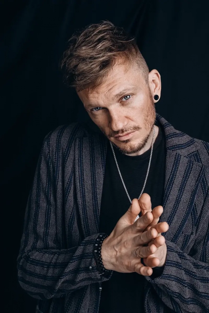 Создал свою музыкальную группу и купил машину: итоги года новороссийского ведущего