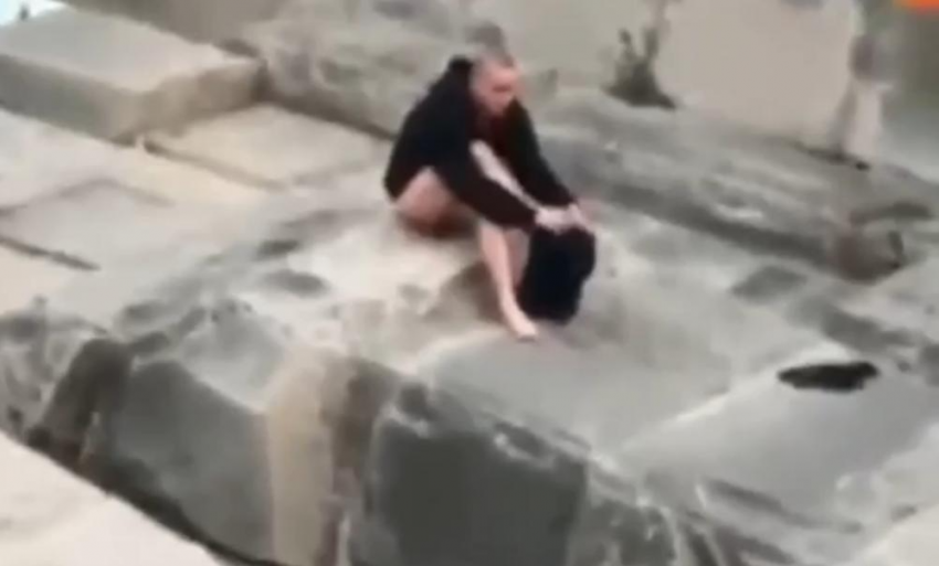 За осквернение Малой Земли пьяному туристу грозит реальный срок 