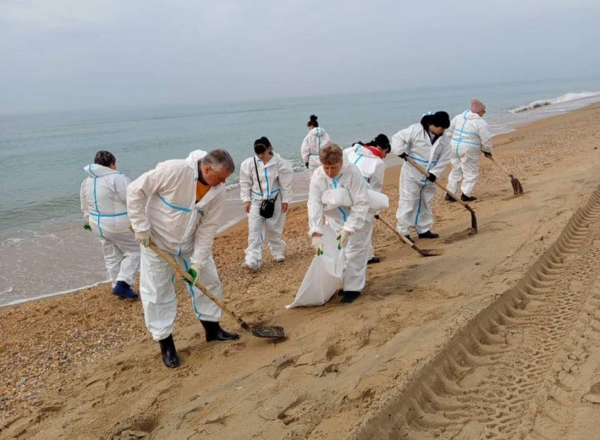 На пляжах Анапы нашли новые следы мазута: курортный сезон уже близко 