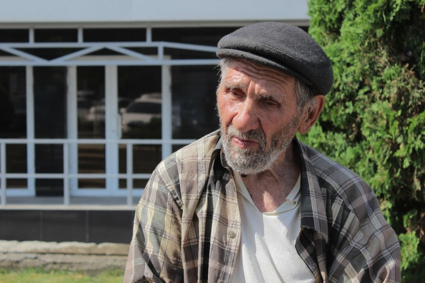 Бездомный старик живет на лавочках Новороссийска уже пятый год