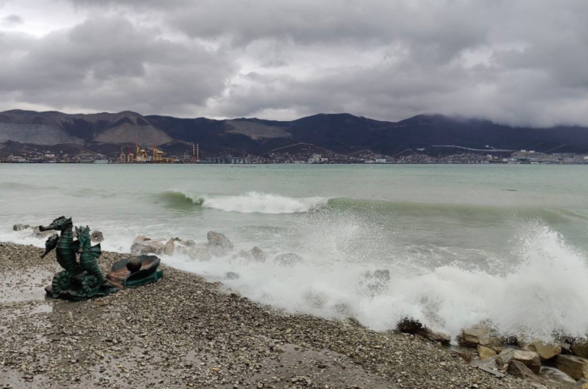 Шторм «Черноморский молот» бьет по Новороссийску и Краснодарскому краю