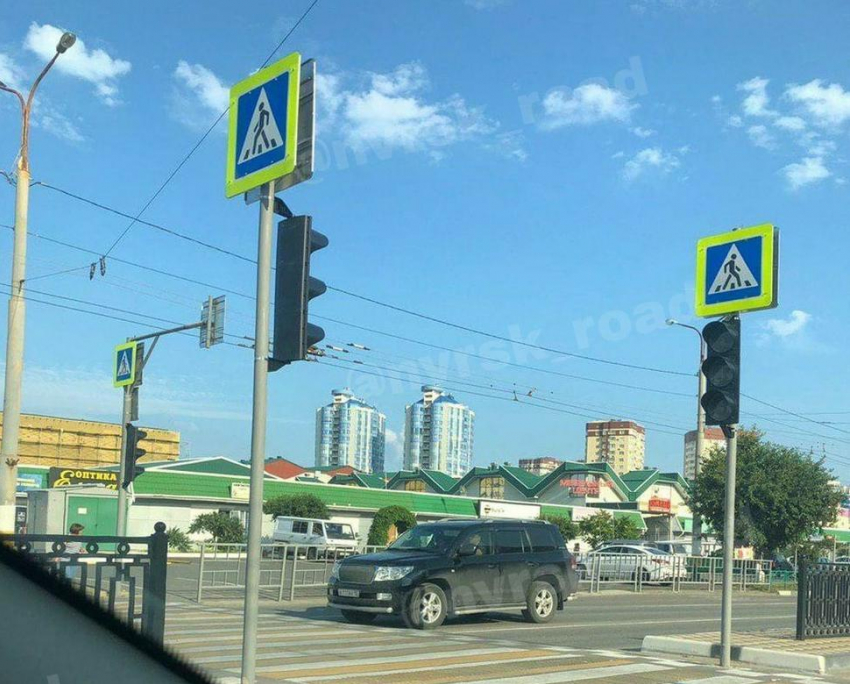 О новом светофоре у Южного рынка новороссийцы горячо спорят