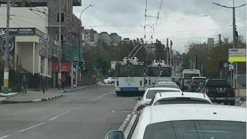 Троллейбус проехал по полосе встречного движения в Новороссийске