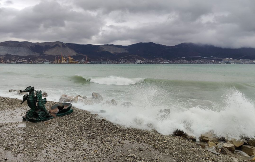 И волосы назад: в Новороссийске ожидаются шторм и ливень