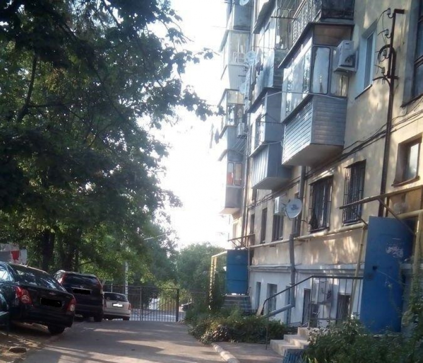 12 квартир отрезаны от водоснабжения в Новороссийске из-за потопа в «пустой» квартире 