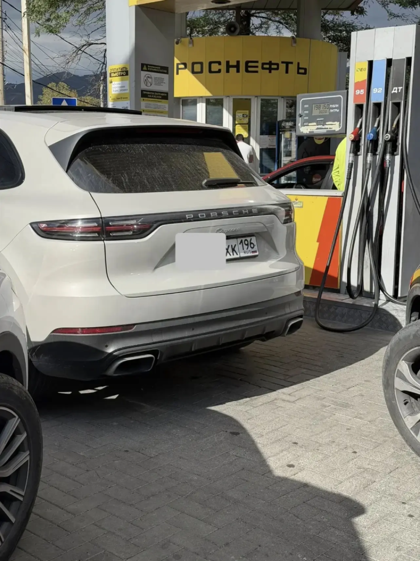 Наглость на АЗС:  водитель Porsche решил, что правила не для него