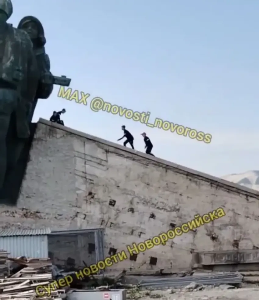 Полицейские заинтересовались, чьи дети бегали по крыше мемориала «Малая земля"