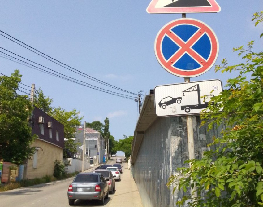 "Паркуются прямо под знаком!": новороссиец намерен жаловаться губернатору