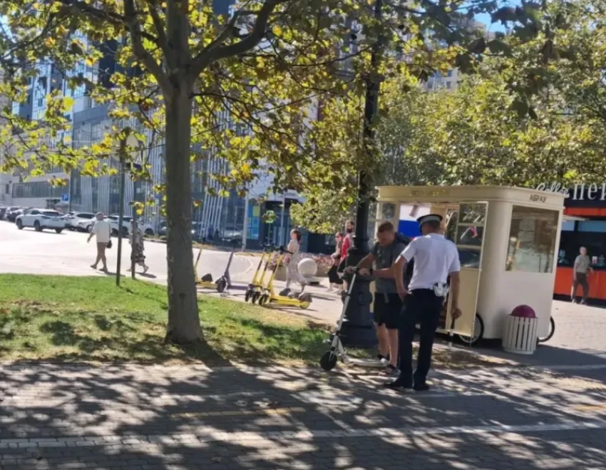 Электросамокатчиков отлавливают на набережной в Новороссийске