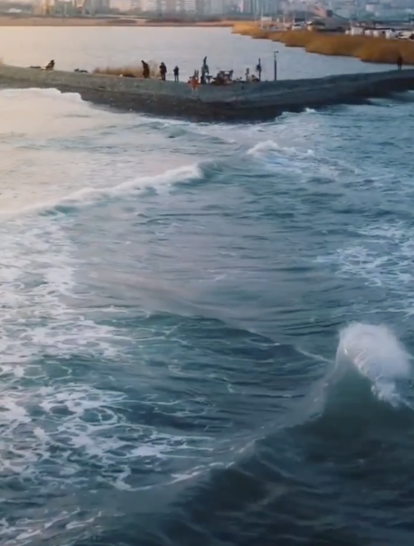 Опасные “квадратные волны” появились на пляже в Новороссийске