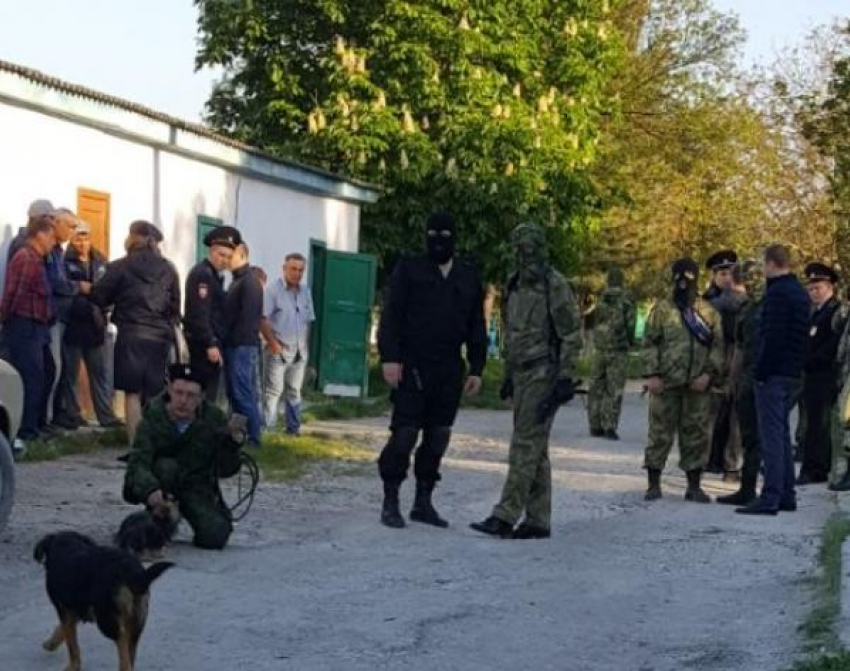 Из солдатских палаток — в школу - пойдут 14 выселенных из домов детей в Новороссийске