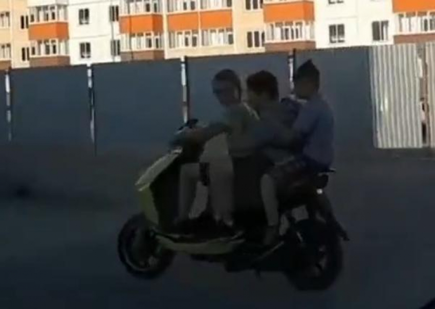 Несовершеннолетние «исполняют» на мопедах по дорогам Новороссийска