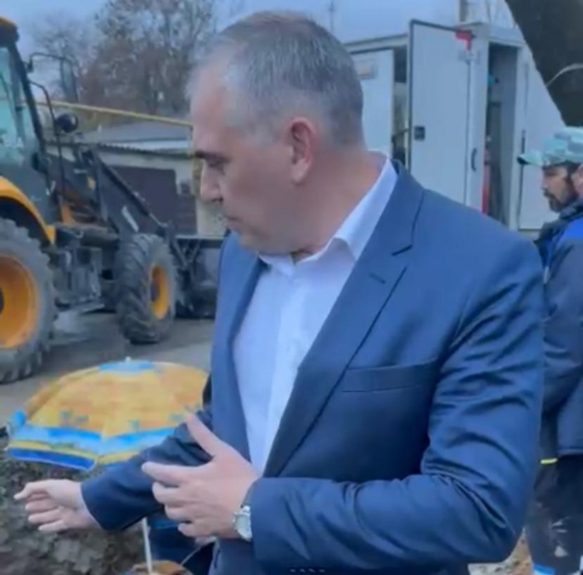 Ремонт затягивается: погода в Новороссийске испортилась и мешает замене трубы на сетях водоснабжения