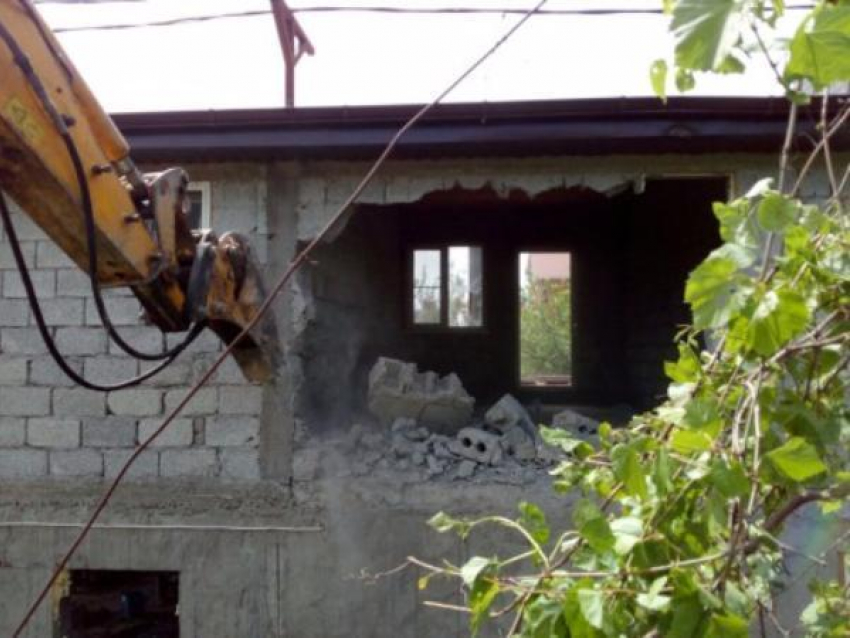 В пригороде Новороссийска снесли очередной самострой