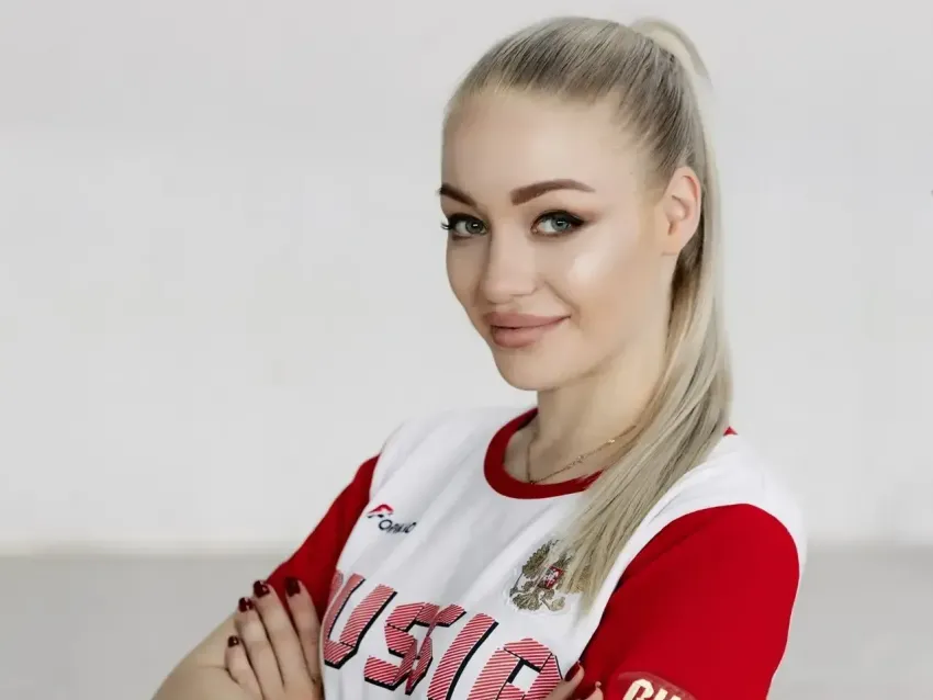 Настоящий мужчина не кричит о любви, а дарит её тихо, нежно и под гитару ранним утром: директор СШ «Династия» Мария Щербань о празднике 8 марта  