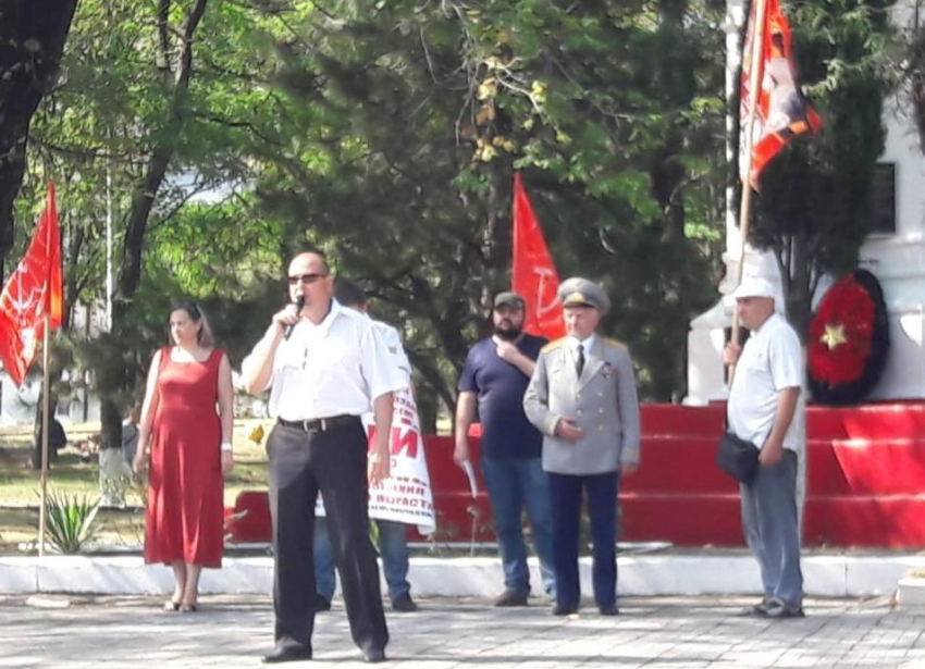 Коммунисты митингуют в Новороссийске против пенсионной реформы