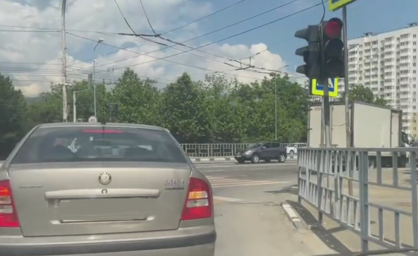 Светофор на перекрестке Новороссийска провоцирует аварии