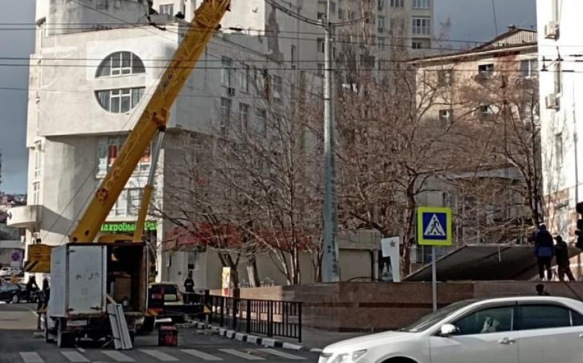 Дальнейшая судьба: что стало с рекламным щитом, закрывавшим военный обелиск в Новороссийске 