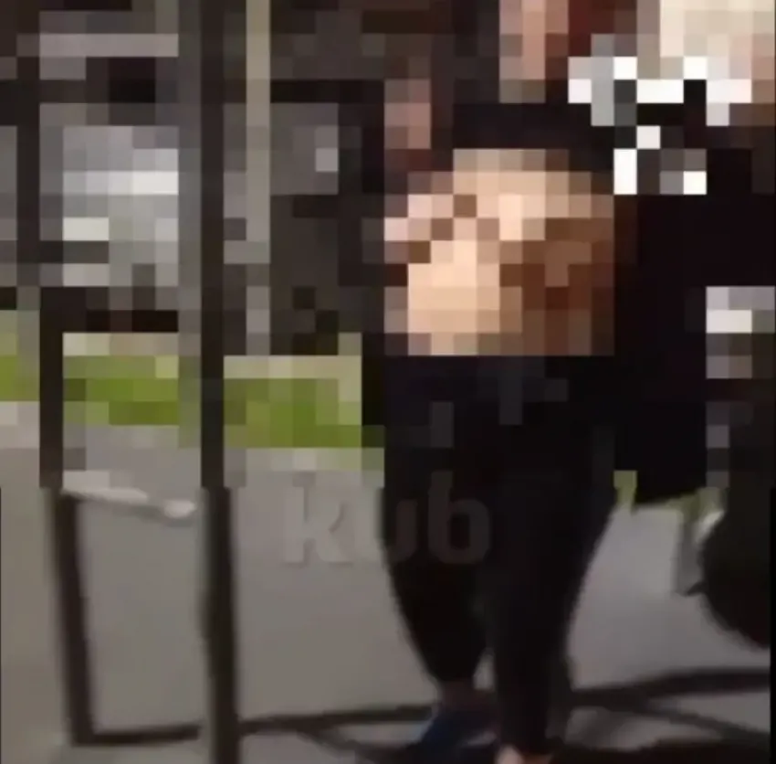 Полиция заинтересовалась женщиной, оголившей прелести на детской площадке