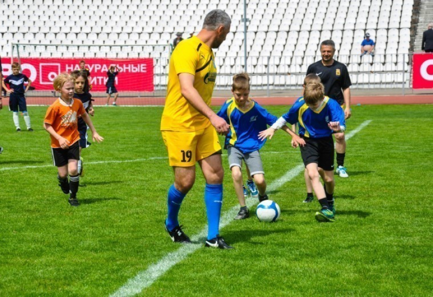 В Новороссийске дети с ограниченными возможностями сразились с легендами отечественного футбола