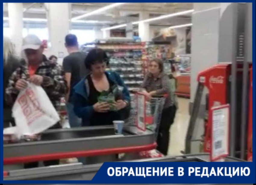 Жители Новороссийска не считают обязательным носить маски в гипермаркетах 