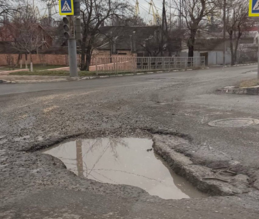 Чудовищные ямы: новороссийцы делают работу «за администрацию"