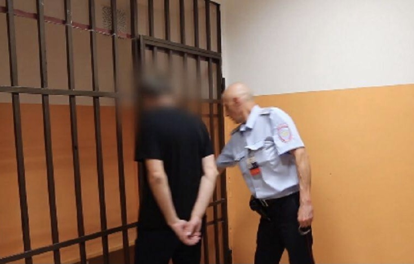 Грабитель напал на женщину и украл у неё сумку в Новороссийске