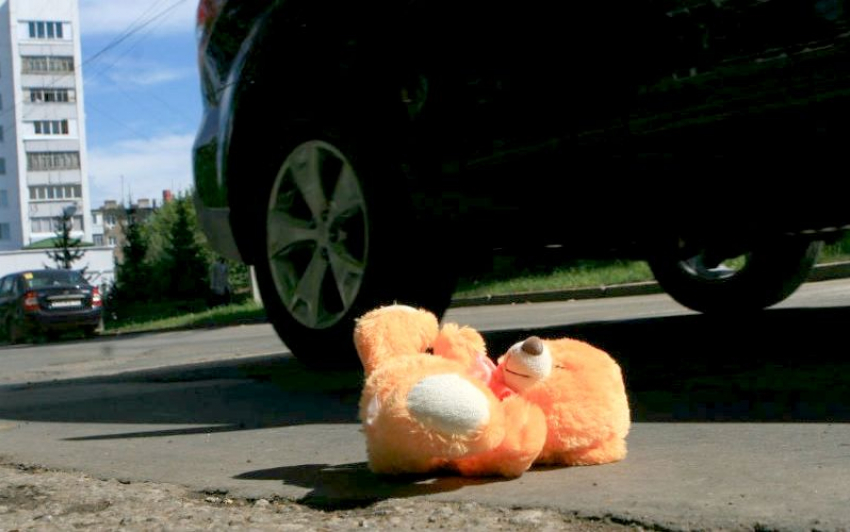 Маленькая девочка чуть не угодила под колеса микроавтобуса в Новороссийске 