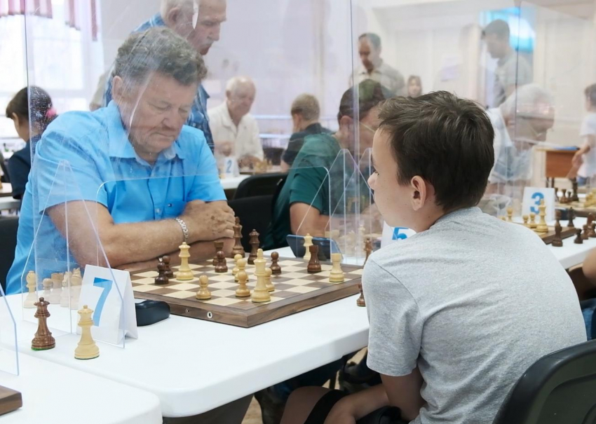 И малыши могут обыграть ветерана: Матч Поколений состоялся на Международном шахматном фестивале