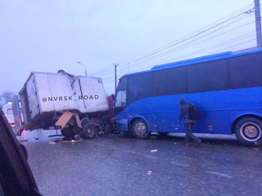 В Новороссийске из-за небезопасного маневра «Газели» пострадали пассажиры туристического автобуса