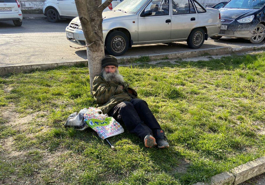 На холоде под деревом: сидящий у дома престарелых  пенсионер привлёк внимание новороссийца