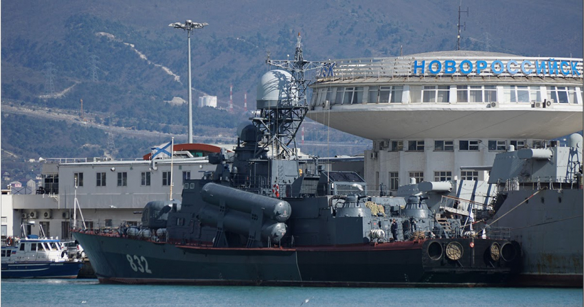 Новороссийские моряки празднуют сегодня день образования военно- морского флота 