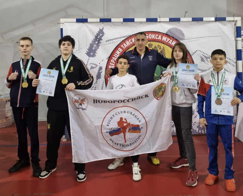 Новороссийские тайбоксеры завершили соревновательный год тремя золотыми медалями 