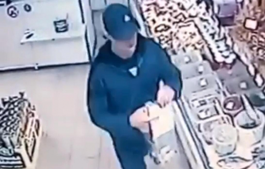 Без стыда и совести: мужчина украл бокс с деньгами для больного ребенка из магазина в Новороссийске