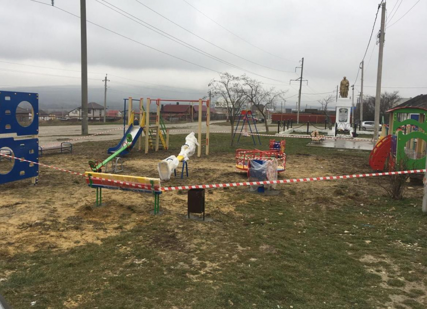 Новороссийцы добились качественного выполнения работ на детской площадке