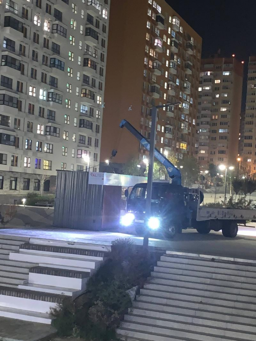 Большегрузы катаются по тротуарам в Новороссийске