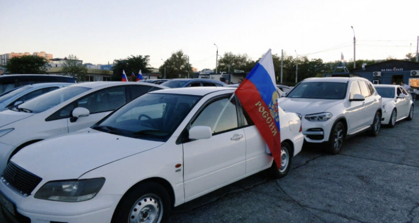 Флаг России – флаг Победы! В Новороссийске прошёл яркий флешмоб