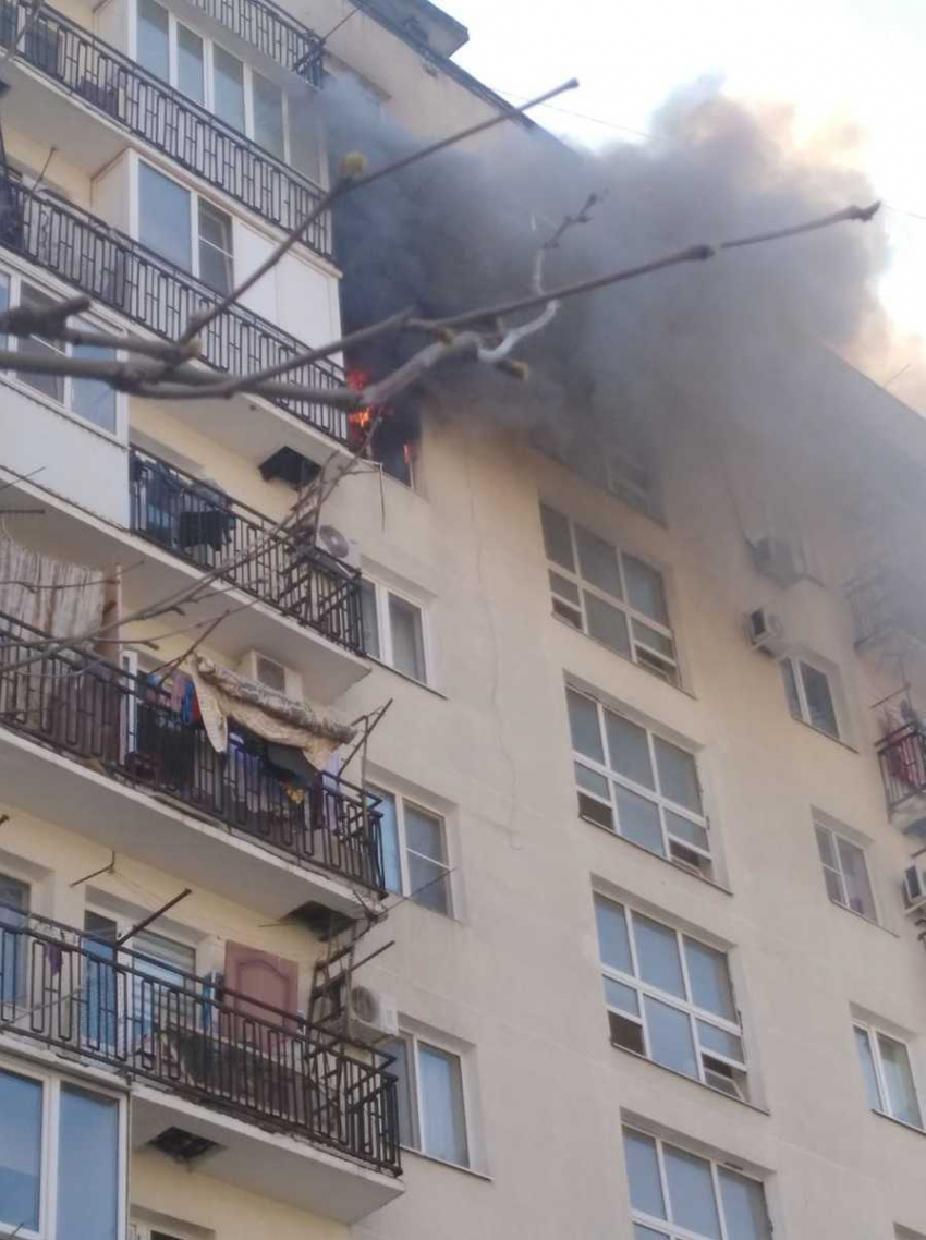 Пожар разгорелся в многоквартирном доме Новороссийска