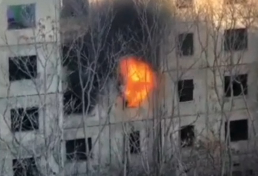 Пожар охватил заброшенное здание рядом с новороссийской «вышкой»