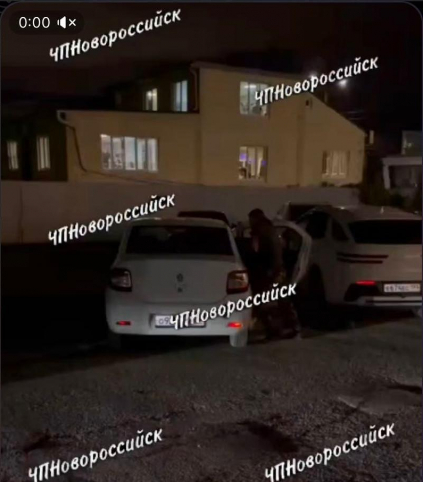 В Новороссийске в центре города неизвестные пытались насильно усадить человека в машину