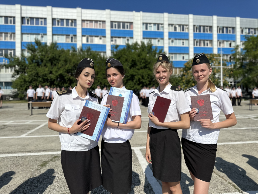 225 курсантов ИМТМЭиП Ушаковки получили дипломы об окончании вуза