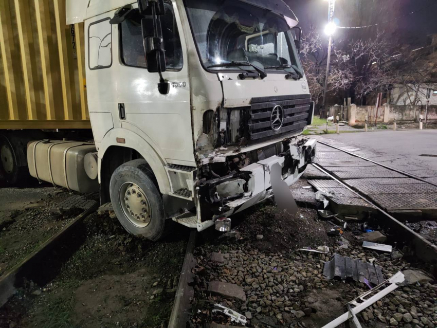 Жуткое ДТП в Новороссийске: большегруз врезался в поезд 