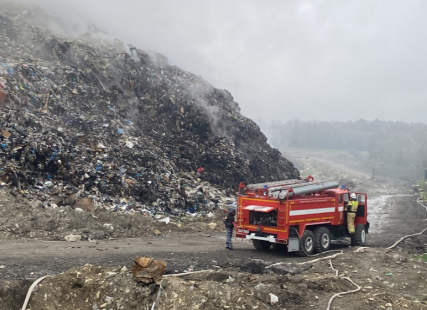 Новороссийцы подбодрили горящую свалку: гори, гори ясно, чтобы не погасла