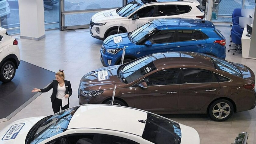 Рекордно низкий спрос: автомобильный рынок в России рухнул на 43% 