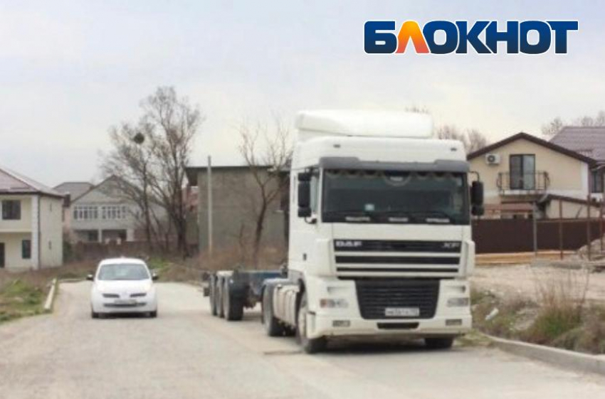 «Неужели дошло?»: власти пообещали повлиять на водителей большегрузов в Цемдолине